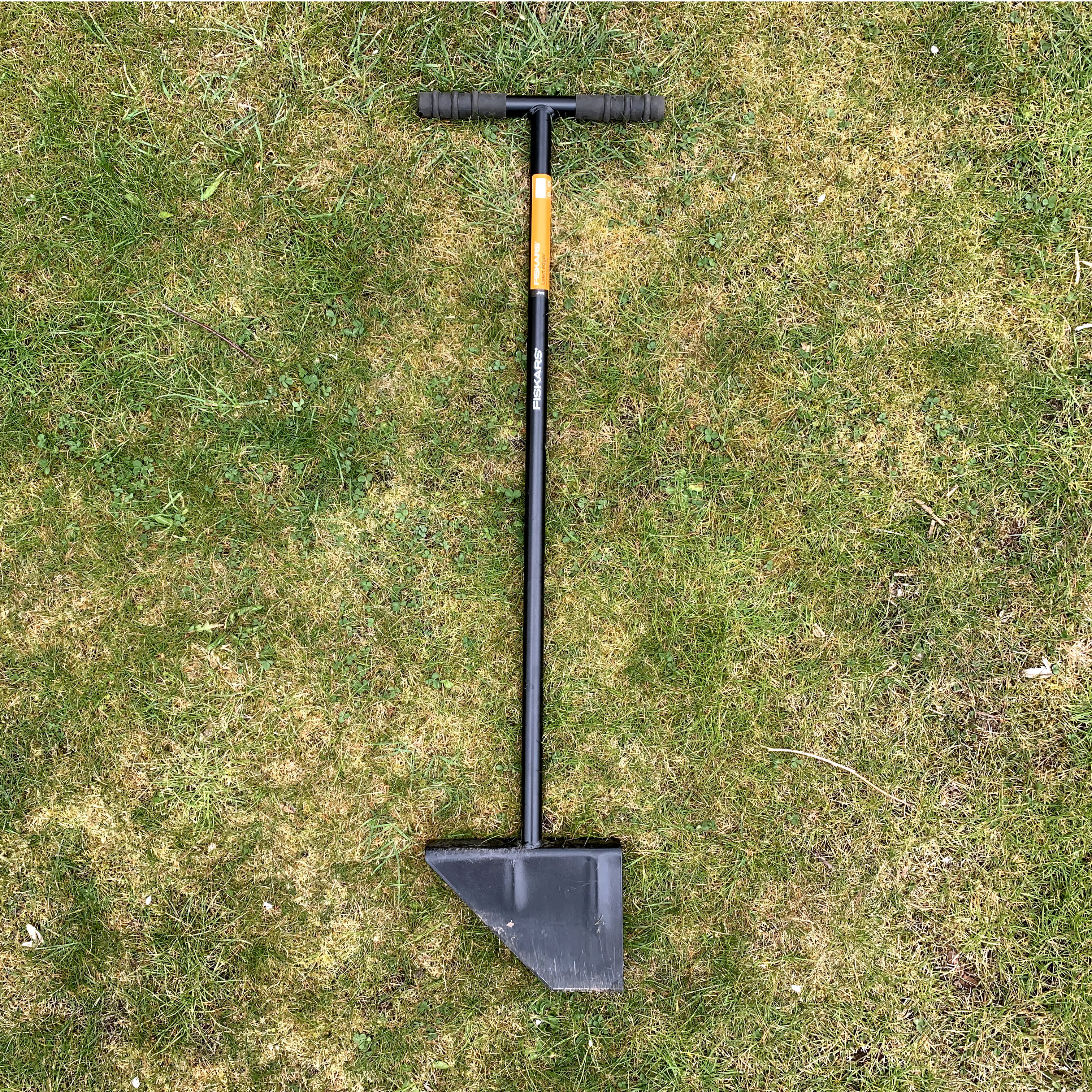 Lawn edger for easier digging down perimeter wire